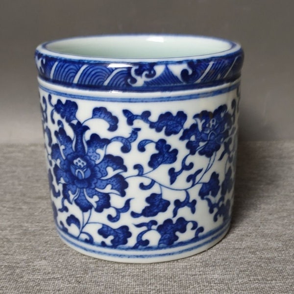 Sammlung Kunsthandwerk Stifthalter aus blauem und weißem Porzellan, handbemaltes Glas mit Lotusmuster.