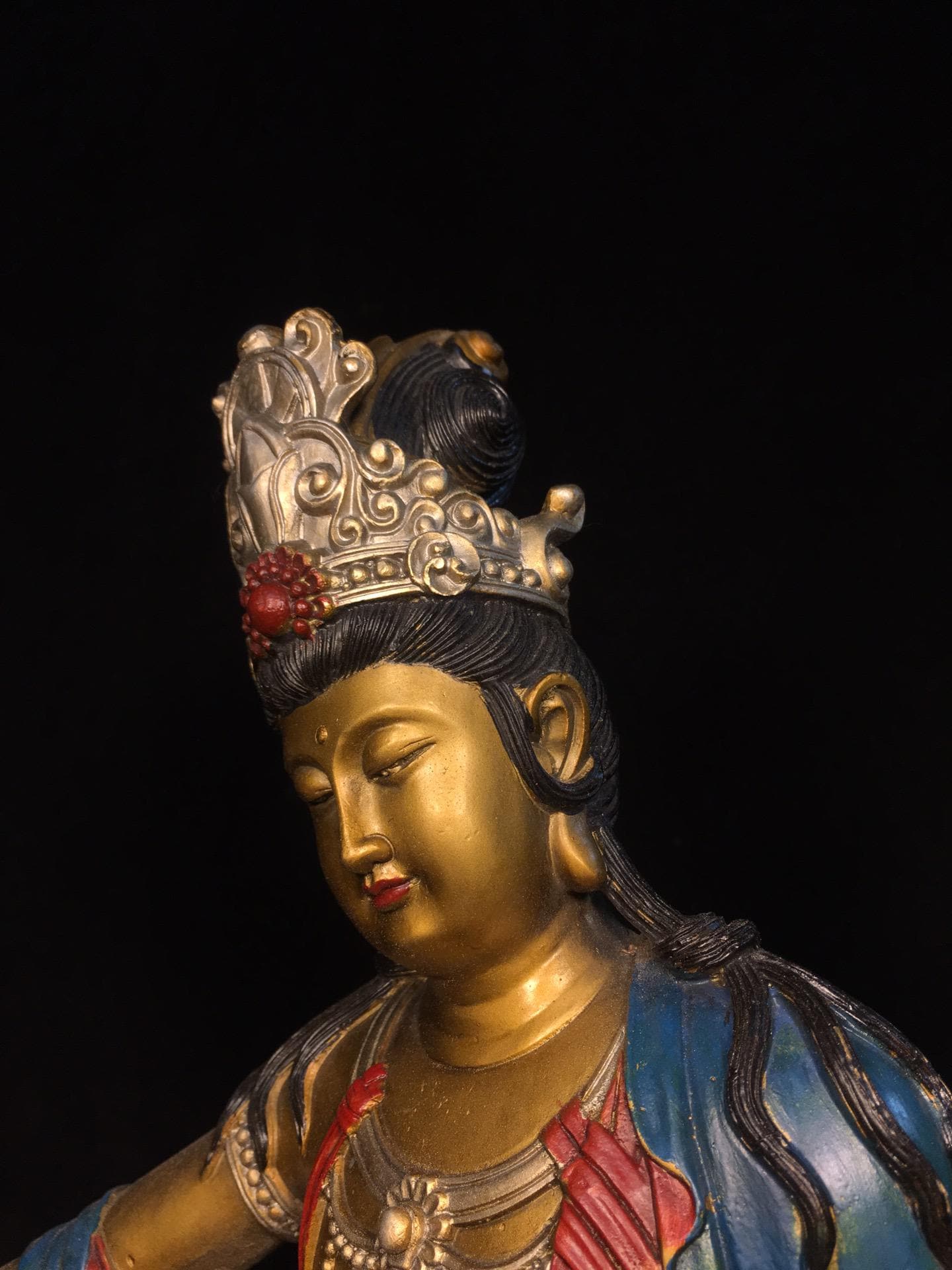 中国のアンティークの手彫りの純銅の塗装された観音菩薩の仏像の装飾品