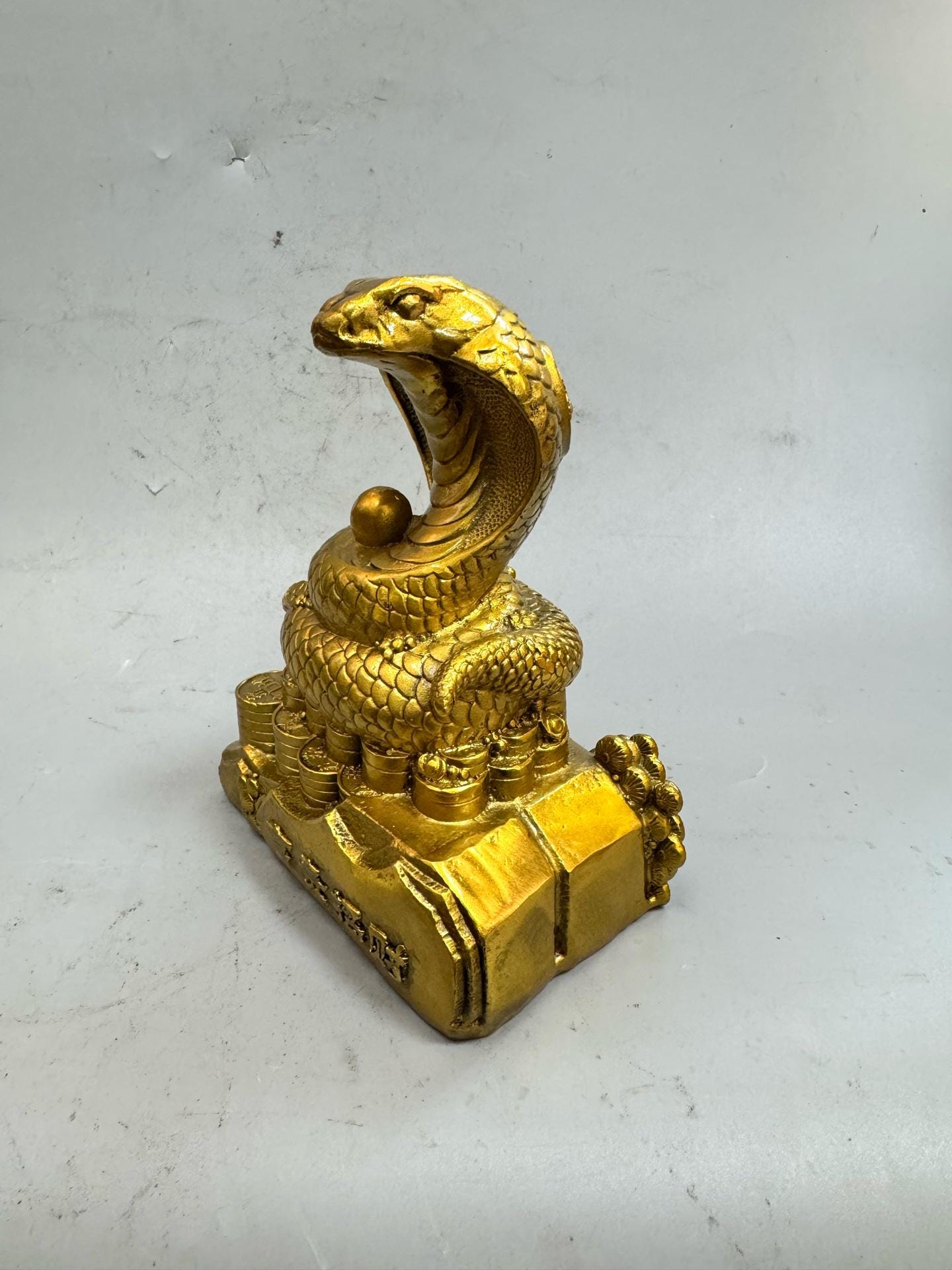 中国のアンティークの手作り彫刻純銅金箔富貴蛇像装飾、希少で絶妙