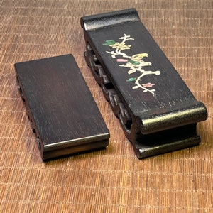 Chinesischer reiner handgeschnitzter kleiner Rosenholz-Massivholzständer, Vasenunterteil und Dekoration