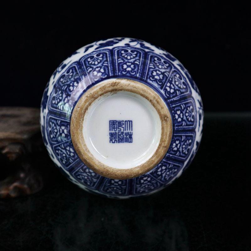 中国の青と白の磁器製ひょうたん型花瓶、美しい模様の装飾品、家の装飾
