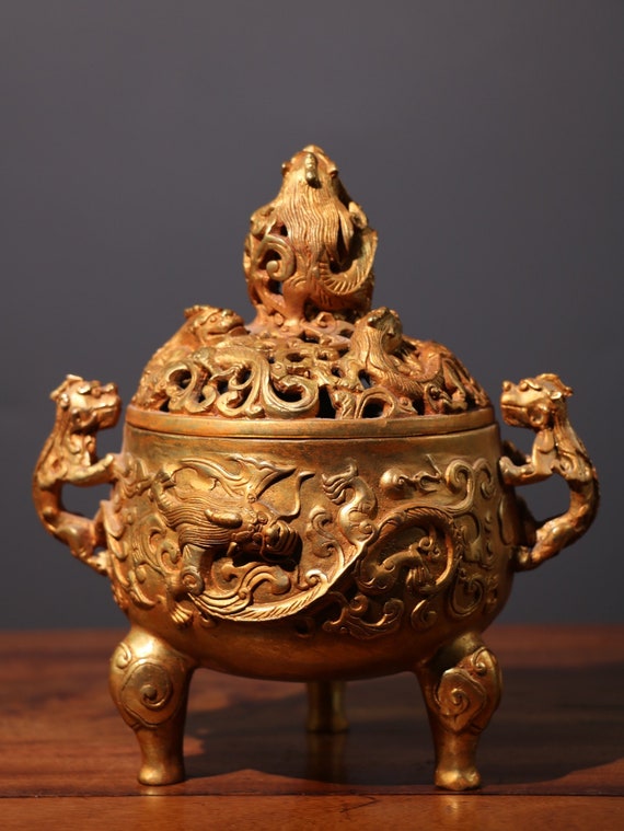 中国のアンティークの純粋な手彫りの純銅の金箔の龍の香炉の装飾品 