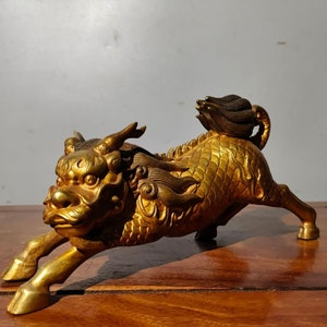 中国製の純銅製の手彫りの金箔の吉祥麒麟獣の像の装飾品。絶妙で希少、コレクションに価値がある。