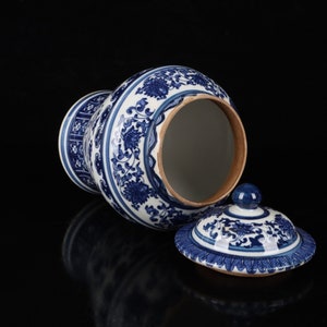Peut inclure: Un pot en porcelaine bleu et blanc avec un couvercle. Le pot est décoré d'un motif floral et peint en bleu. Le couvercle est également décoré d'un motif floral.
