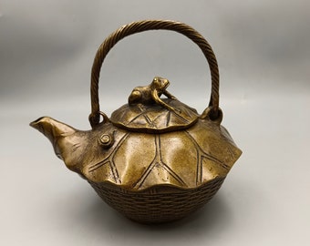 Chinois pur sculpté à la main en cuivre pur laiton grenouille feuille de lotus théière ornements, exquis et unique, vaut la peine d'être collecté et utilisé