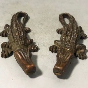 A pair bronze carving crocodile copper statue tabletop ornament， creative tea pet handicrafts