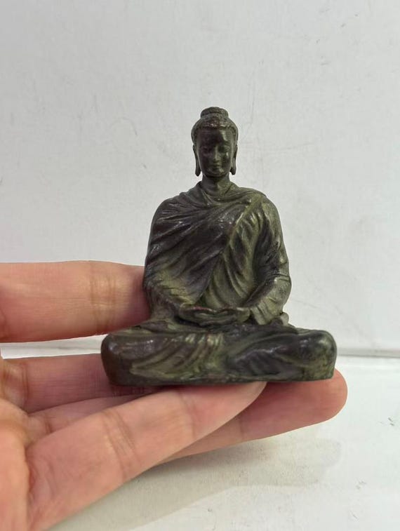 ブロンズ像　仏像 中国製の手彫りヴィンテージブロンズ釈迦牟尼像の小さな装飾品。精巧で