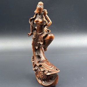 The statue of Guanyin in Chinese natural boxwood is exquisitely carved by hand,with precious patterns