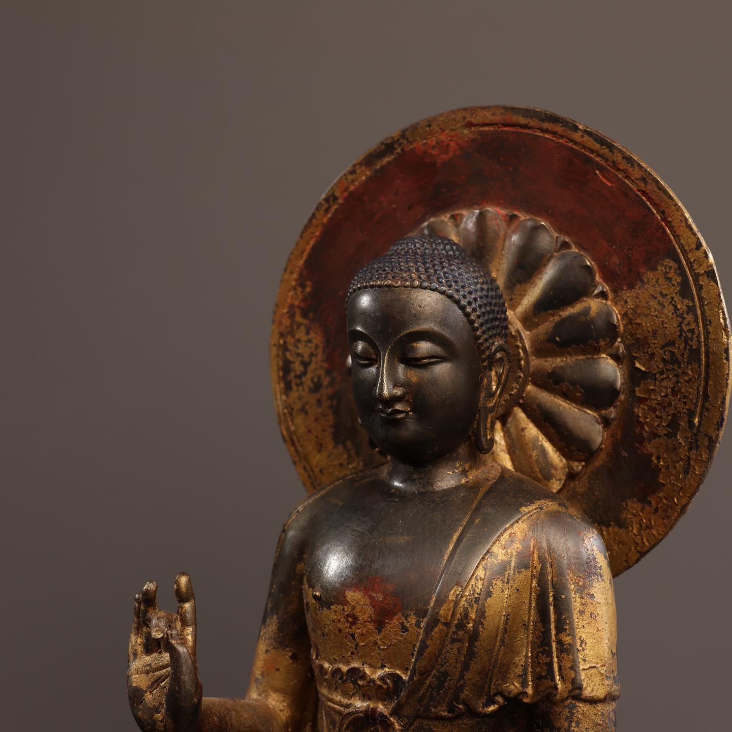 中国のアンティークの手作りの彫刻された純銅泥金釈迦牟尼仏像の装飾品 中国のアンティークの手作りの彫刻された純銅泥金釈迦牟尼仏像の装飾品
