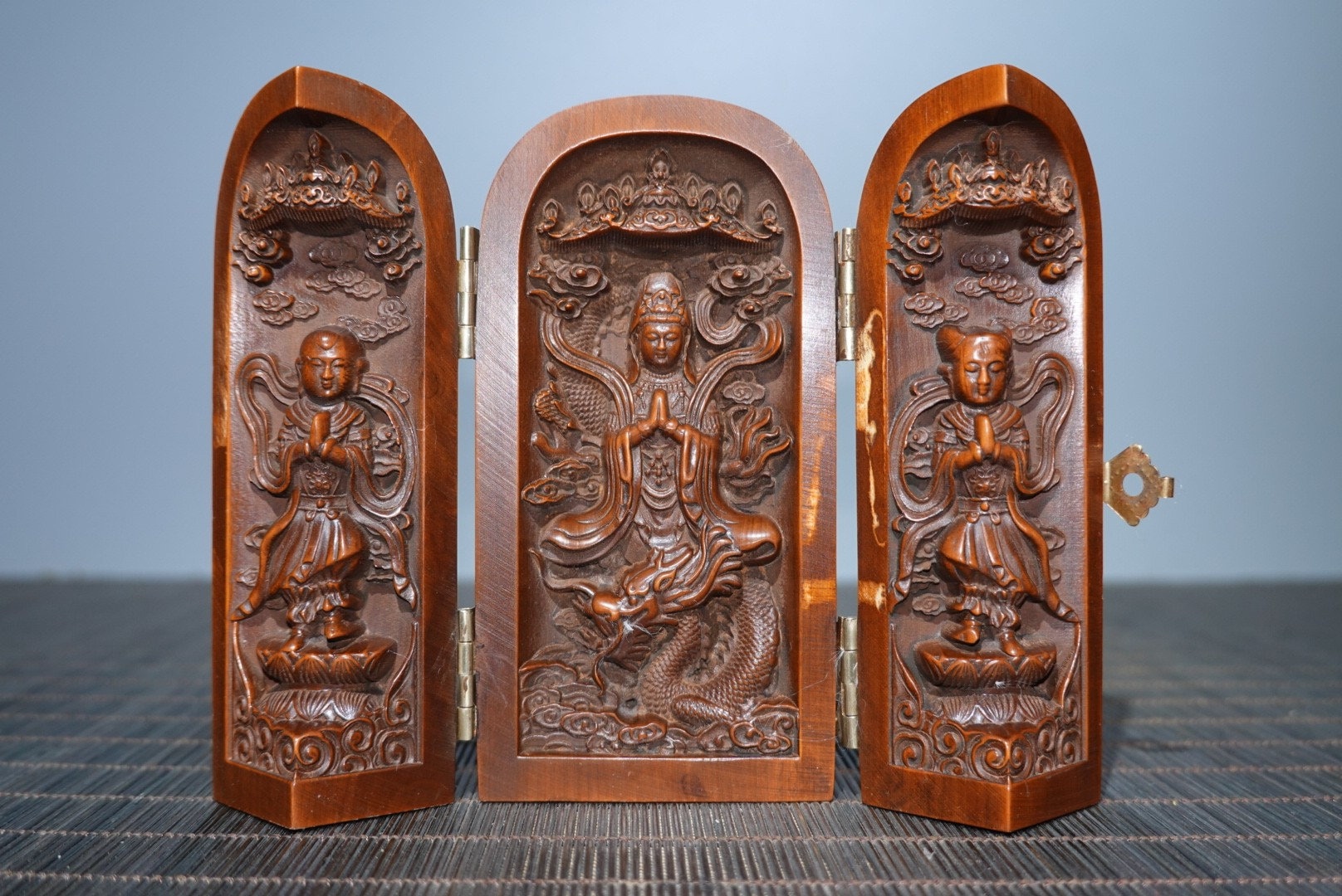 観音　木製彫刻 中国美術 中国のアンティークの純粋な手彫りのツゲの木の観音像3つの開いた箱の