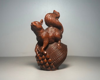 手彫りのツゲのリスの像の装飾品、動物の木彫り、貴重で古代の家具の