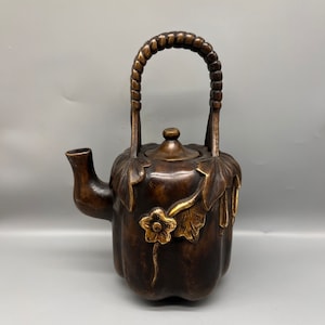 Chinese antique bronze hand-carved teapot wine pot copper ornament is exquisite and worth collecting
