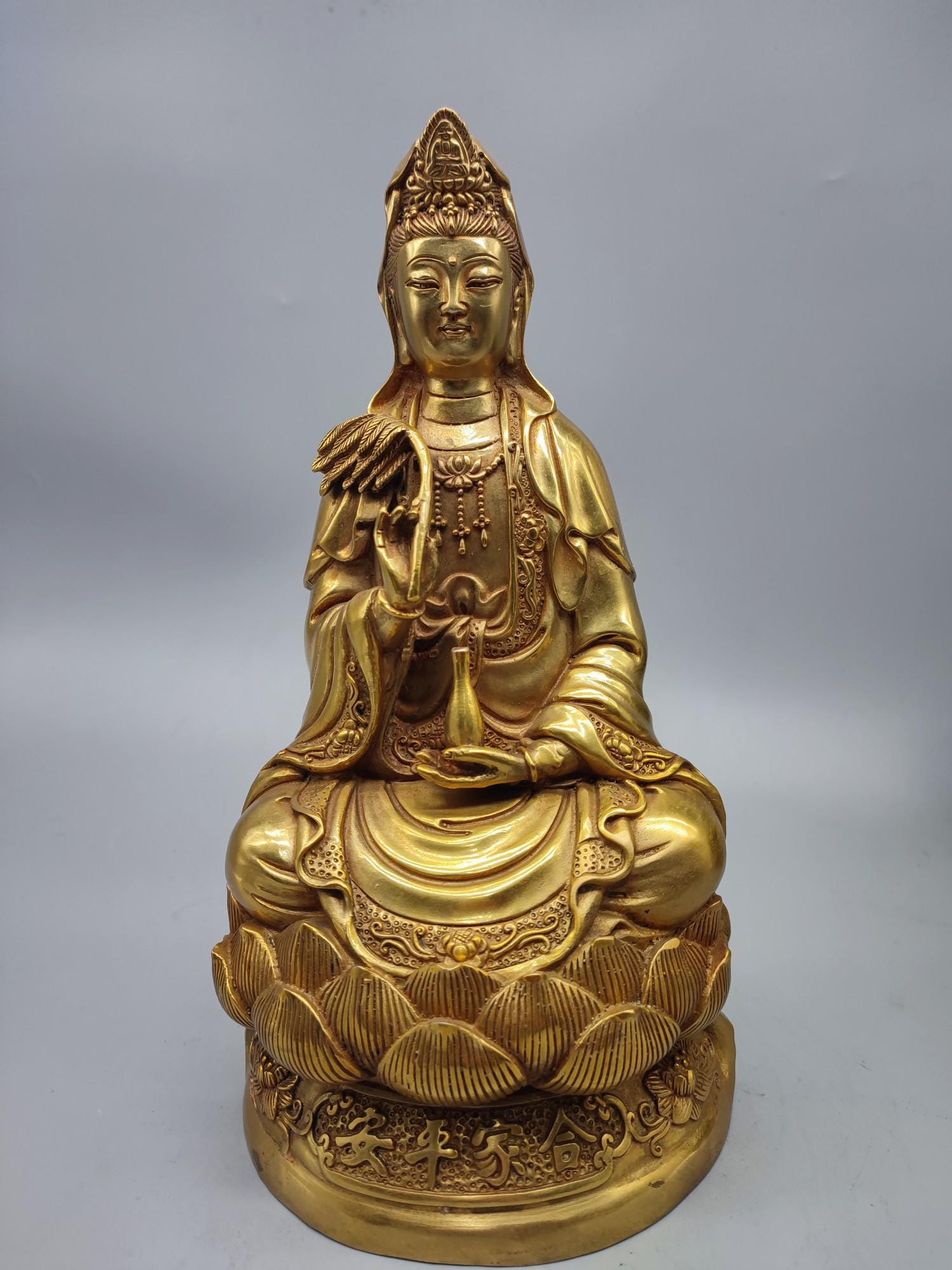 中国のアンティークの純粋な手彫りの純銅の観音菩薩仏像の装飾品、絶妙