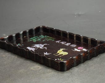 Plateau chinois en laque noire avec paysage d'hiver peint, vers 1850 En vente sur