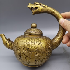 Chinese Antique Handmade Exquisite Rare Pure Copper Embossed Dragon Pot Wine Pot Teapot Ornament