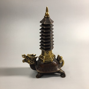 中国のアンティーク純銅製亀の塔の像、ユニークな形の手彫り真鍮製の装飾品、収集する価値があります