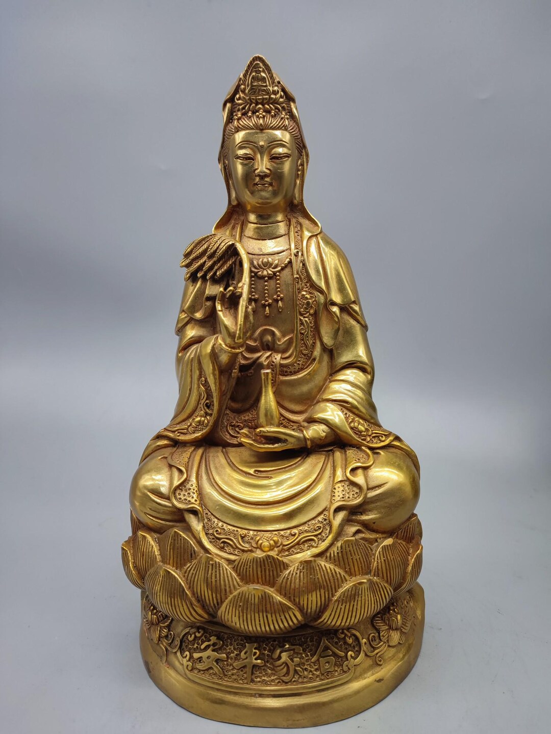 中国のアンティークの純粋な手彫りの純銅の観音菩薩仏像の装飾品、絶妙