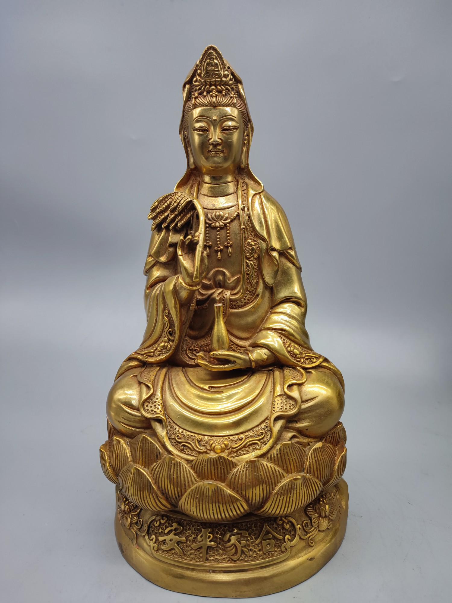 中国のアンティークの純粋な手彫りの純銅の観音菩薩仏像の装飾品、絶妙