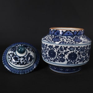 Colecciona tarros de porcelana azul y blanca con exquisita tapa y diseño de loto, ideales para almacenar objetos decorativos.