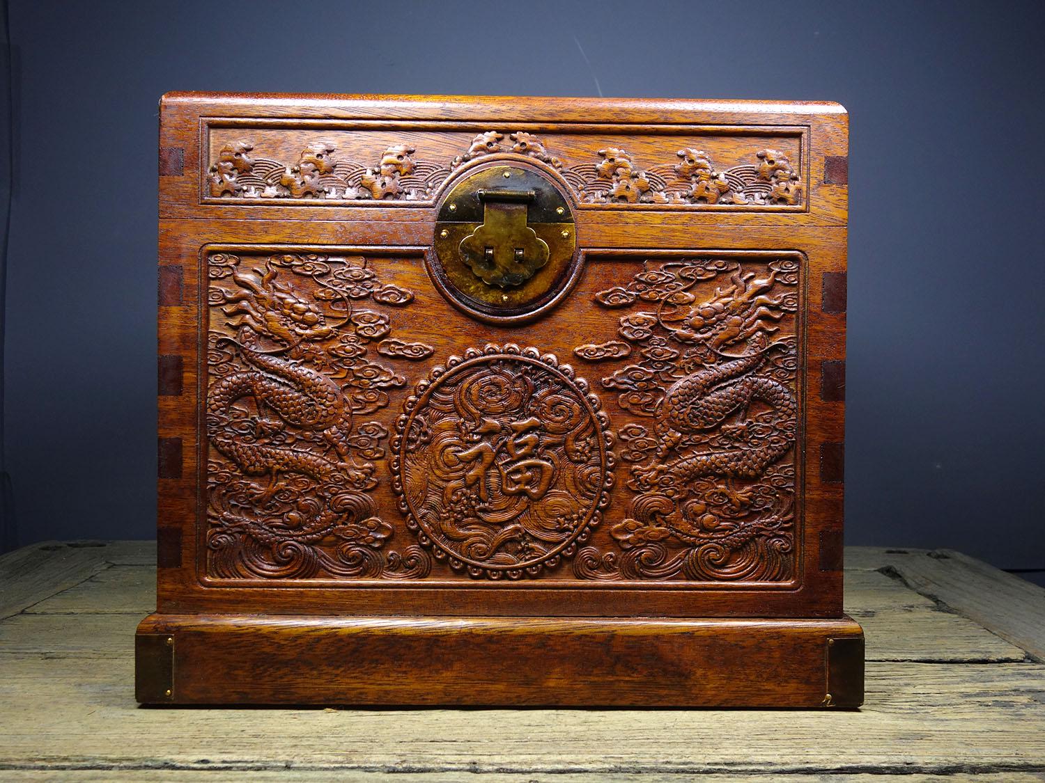 Chinese Handcrafted Exquisite and Unique Rosewood Dragon Pattern