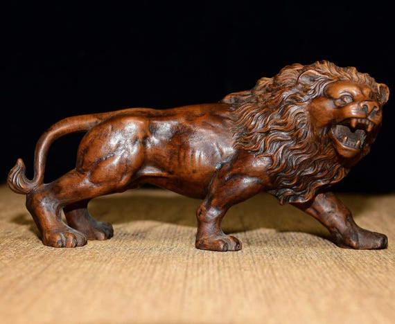 ライオンのオブジェ ハンドメイド 絶妙で珍しい手作りの彫刻された天然ツゲのライオン像の装飾品、絶妙な