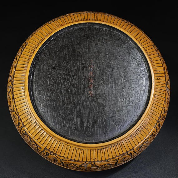 中国のユニークな手作りの彫刻が施された黄色の漆器の龍の模様の丸い箱