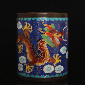 Exquisito y raro portalápices chino hecho a mano en cobre puro con diseño de dragón y acabado cloisonné, de fina artesanía.