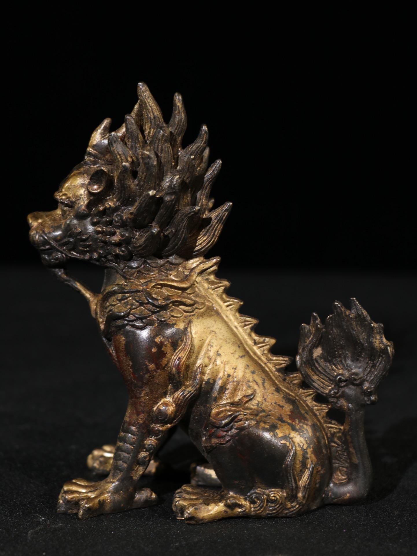 中国のアンティークの純粋な手彫りの絶妙で珍しい純銅の吉兆の獣の麒麟