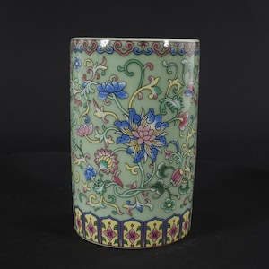 Verzamel prachtig porselein lotuspatroon groen emaille gekleurde ronde pennenhouder ornament, opbergpot handschildering