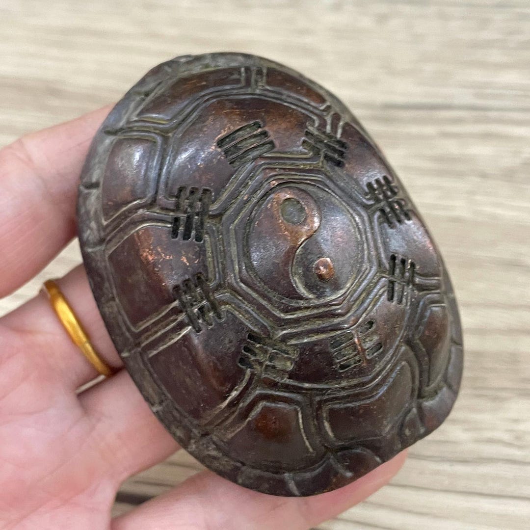 中国の手作りの彫刻が施されたブロンズ製の亀の甲羅の像の装飾品