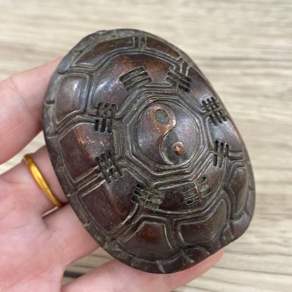 中国の手作りの彫刻が施されたブロンズ製の亀の甲羅の像の装飾品