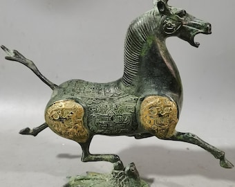 Chinese antique hand carved pure copper bronze gilt horse stepping on a flying swallow statue ornament,worth collecting