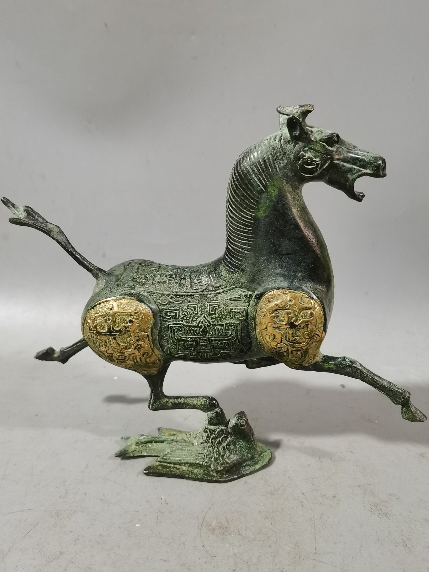 Chinese antique hand carved pure copper bronze gilt horse stepping on a flying swallow statue ornament,worth collecting