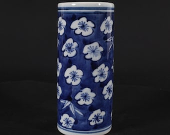 Exquisite blue and white porcelain ornament pen holder,flower pattern ceramic jar pen holder