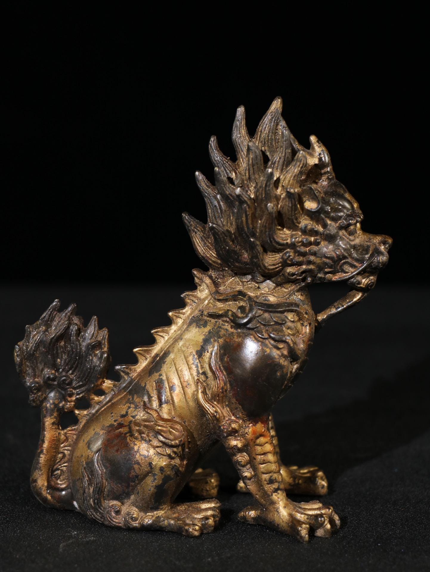 中国のアンティークの純粋な手彫りの絶妙で珍しい純銅の吉兆の獣の麒麟