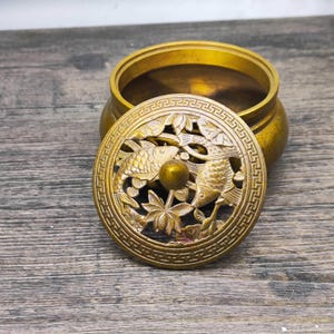 Quemador de incienso pequeño, antiguo, chino, artesanal, exquisito y único, de cobre puro con diseño de peces. Adorno de latón.