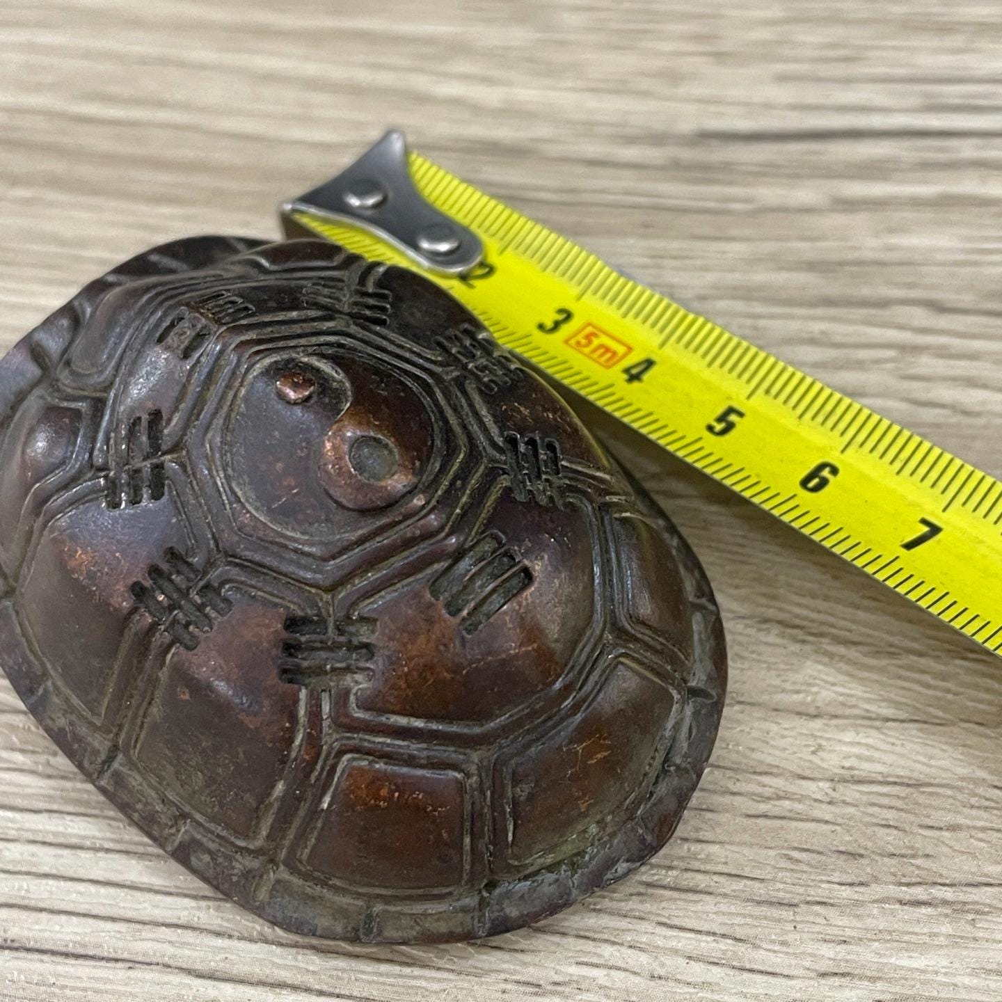 中国の手作りの彫刻が施されたブロンズ製の亀の甲羅の像の装飾品