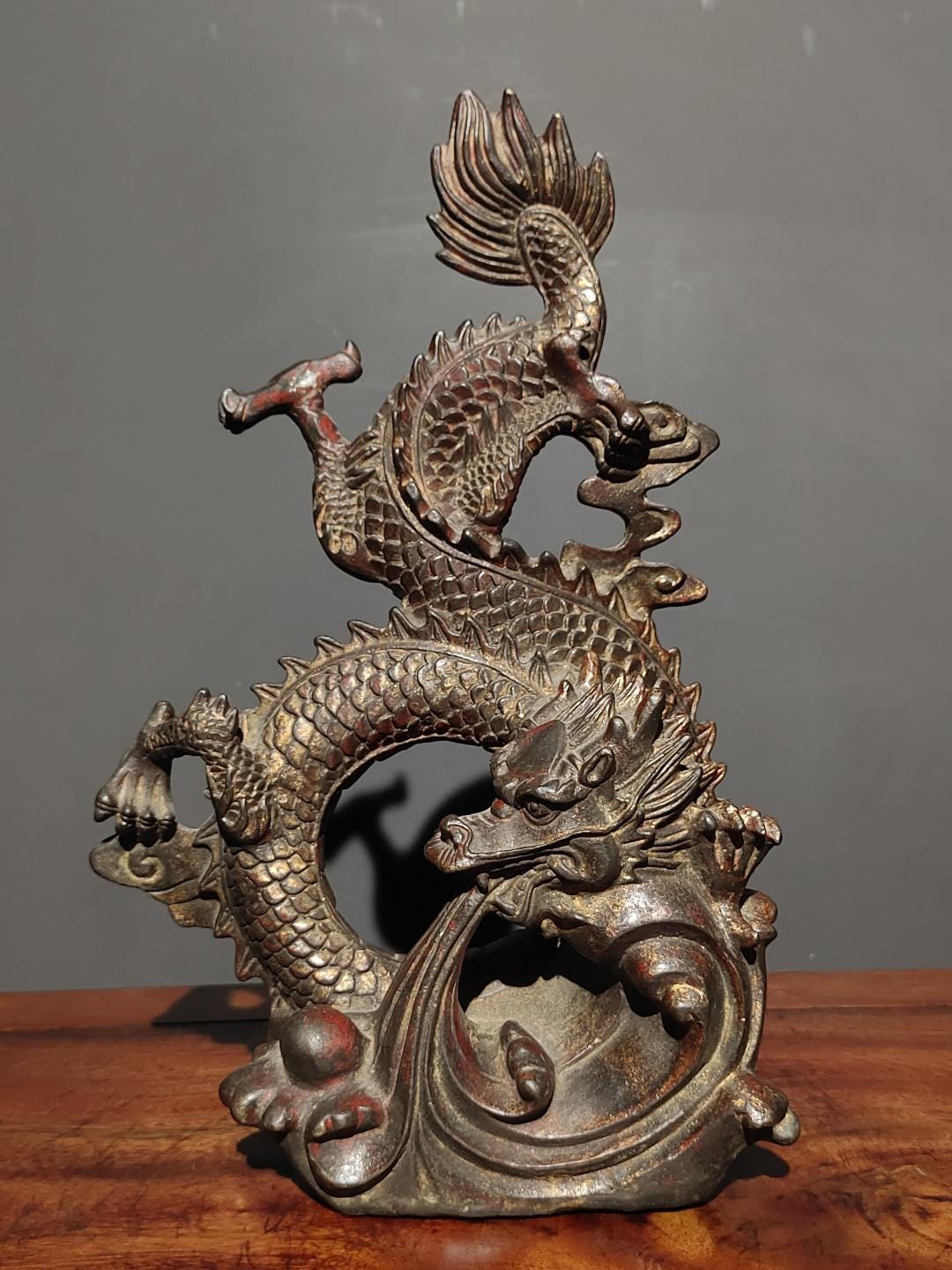 手彫りの絶妙でユニークな純銅製の龍の像の装飾品、ギフト、デスクの