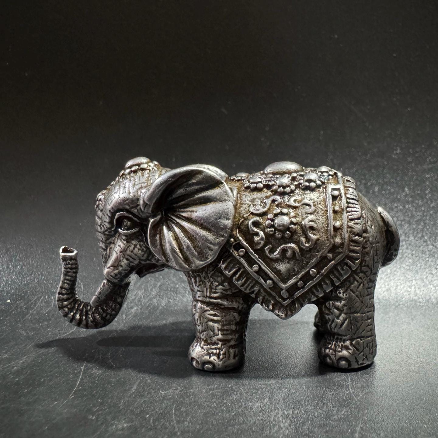 中国のアンティークの手彫りの絶妙で珍しい銅の象の像の装飾品