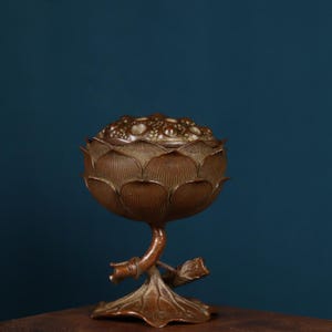 China&#39;s exquisite and unique handmade carved pure copper lotus statue incense burner,can be used