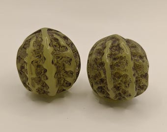 Par de nueces luminosas hechas a mano