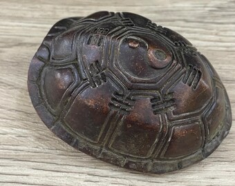 中国の手作りの彫刻が施されたブロンズ製の亀の甲羅の像の装飾品