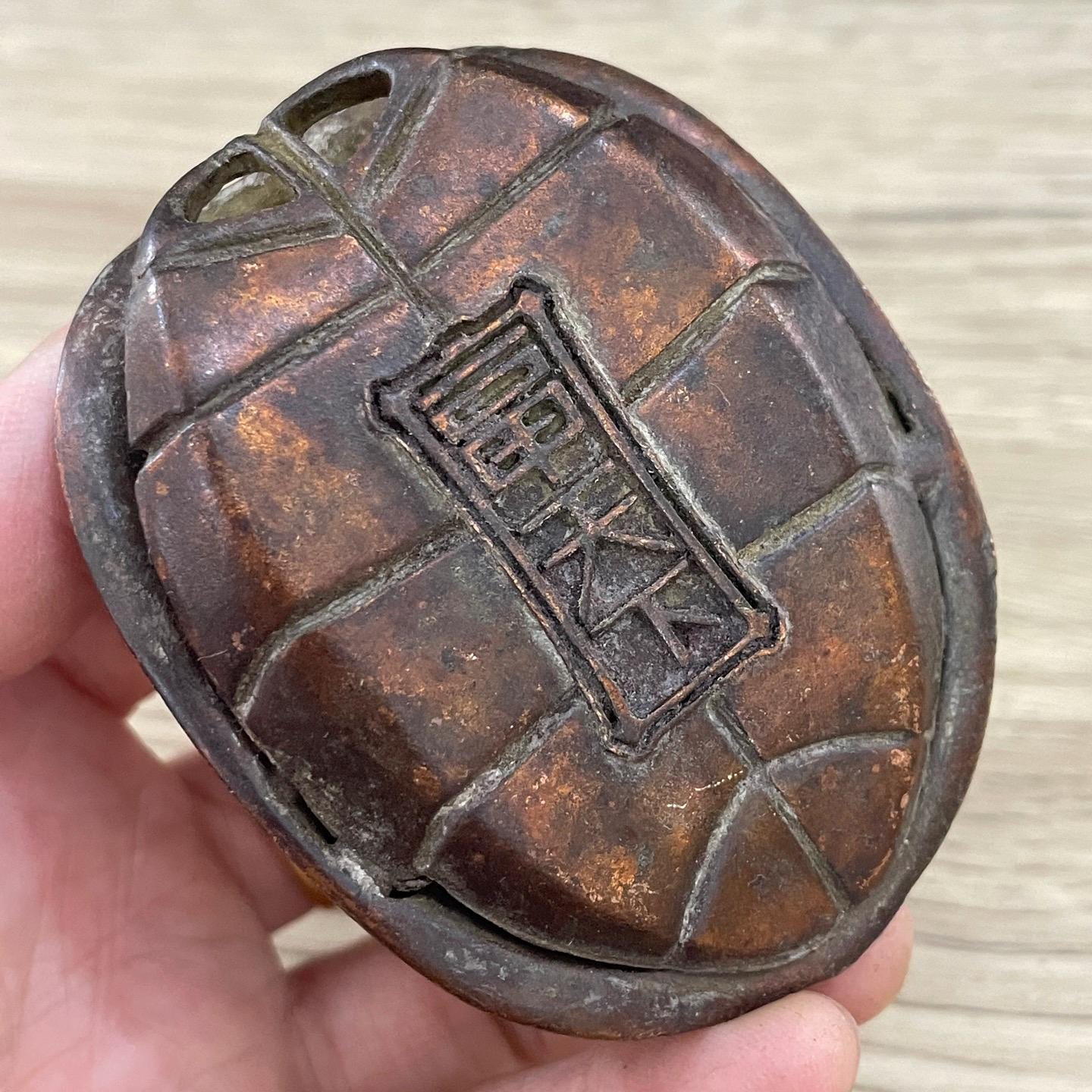 中国の手作りの彫刻が施されたブロンズ製の亀の甲羅の像の装飾品
