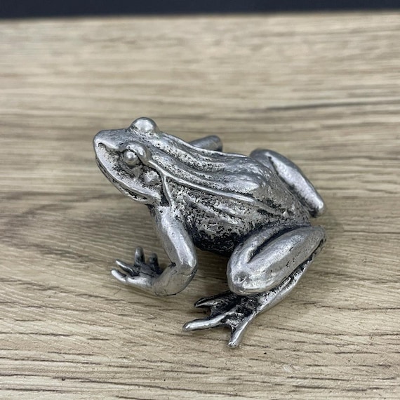 手彫りの絶妙で珍しい白銅のカエルの像の装飾品、ティーペットの装飾品