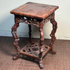 Sammeln Sie exquisite und seltene handgeschnitzte kleine quadratische Vase aus Rosenholz, Blumenständer Ornament, schön in Form, sammelwürdig