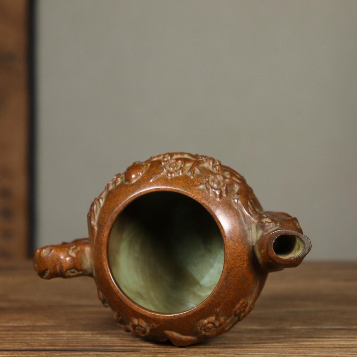 中国の手作りの彫刻された銅の花と鳥の模様のティーポットの装飾品