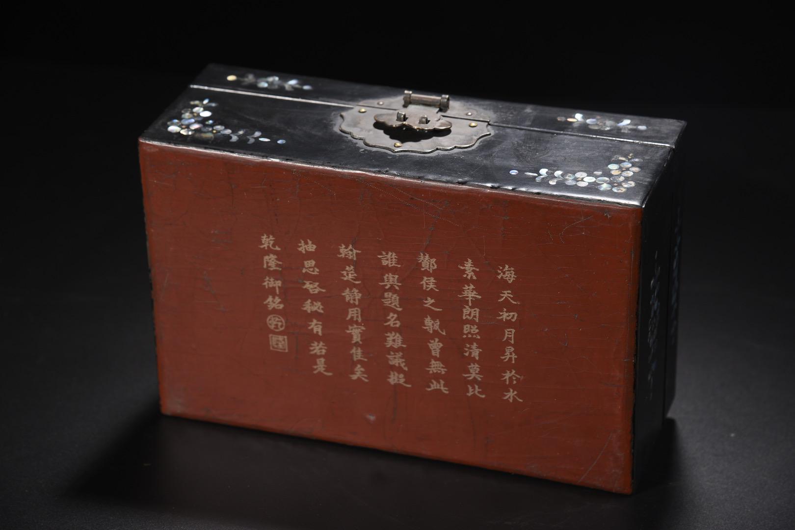 手彫りの精巧で希少な漆器の孔雀模様のキャビネットボックス/収納