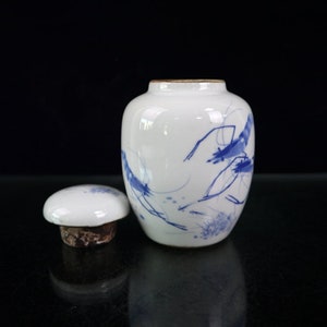 Exquisite blue and white porcelain shrimp patter jar with lid,ceramics small tea jar ornament,can be used