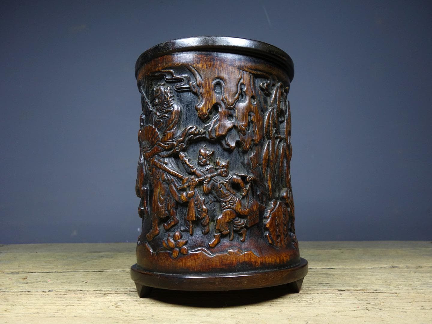 中国のアンティーク、手彫りの精巧で希少な竹製のペン立て、机の装飾品