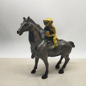Décorations antiques chinoises de statue de singe d&#39;équitation en cuivre pur doré, sculpté à la main